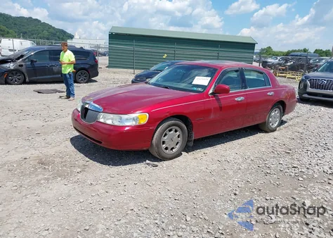 1999 Lincoln Town Car Signature z USA, uszkodzony, nr VIN 1LNHM82W9XY628587